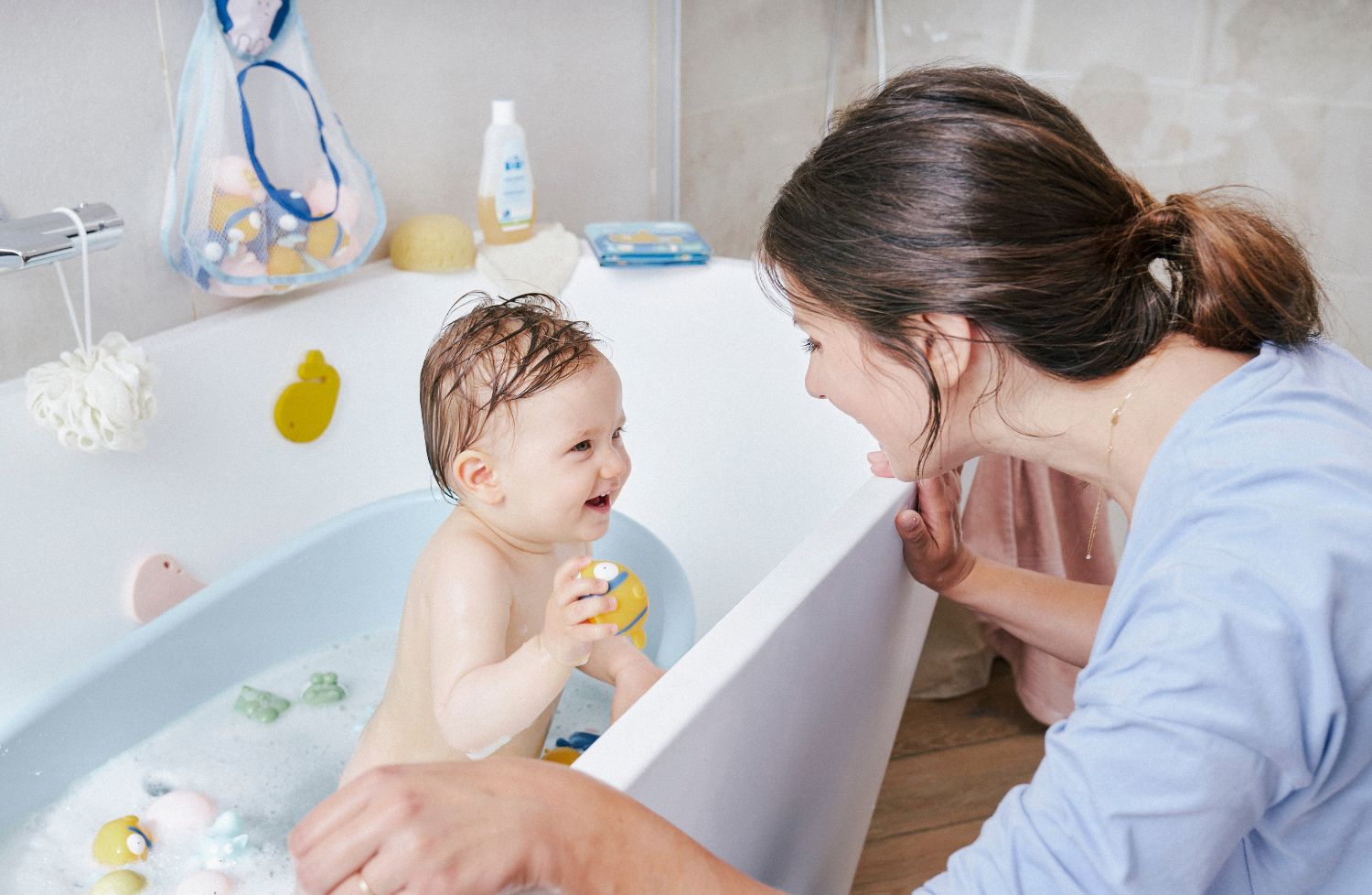 Comment bien donner le bain à bébé ?