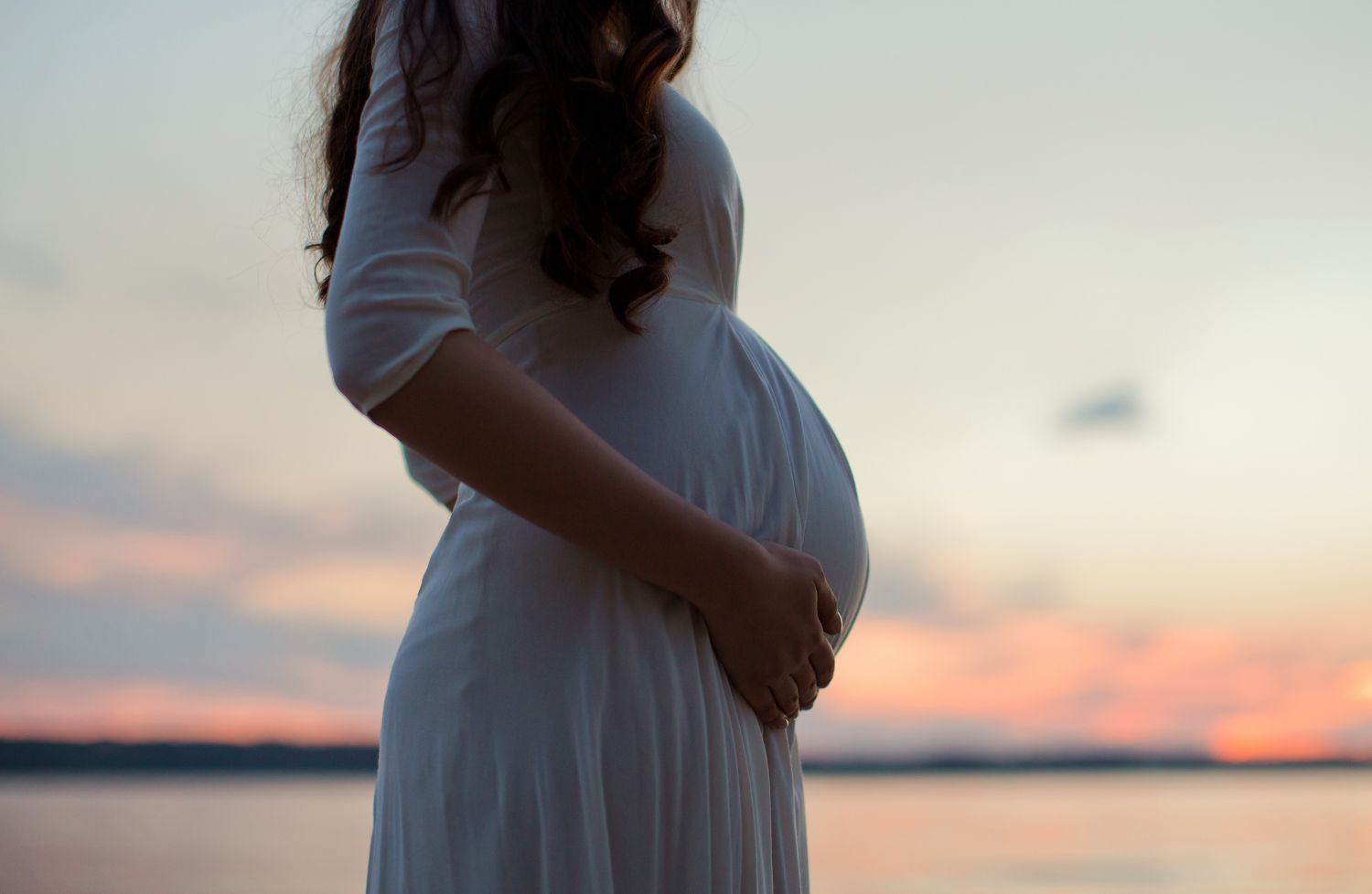 Chaleur pendant la grossesse : bébé in utero, quels risques ?