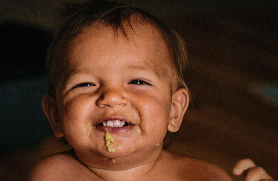 bébé goûte pour la première fois