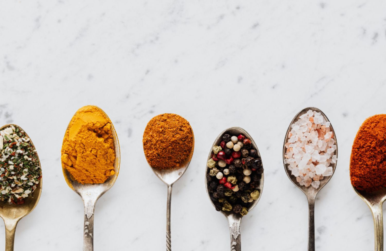 Épices et herbes dans l’alimentation de bébé