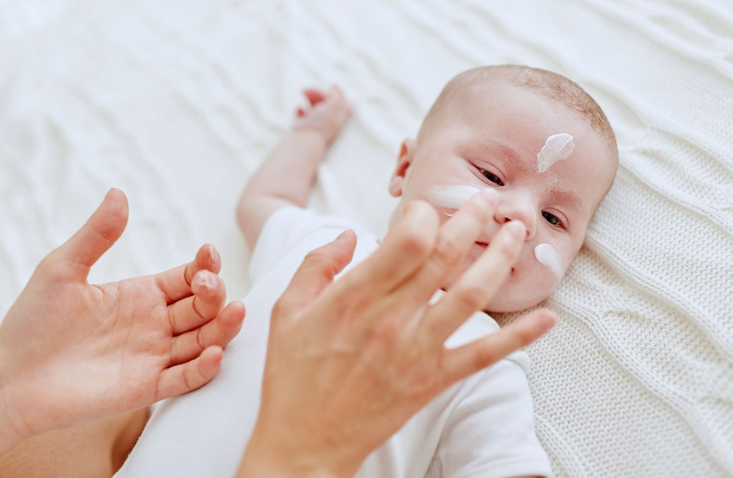 Peau sèche bébé : quelle routine adopter pour un confort optimal