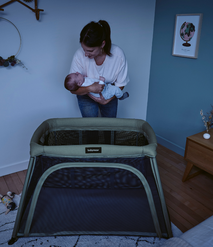 Lit parapluie Moov et Comfy de Babymoov pour dormir en vacances